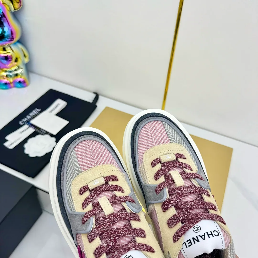 👟👟Ex-factory price 600👟👟 Upgraded version, upgraded version, upgraded version! No rebuttal accepted! ! ! ! Chanel Chanel panda shoes! 2025 counter's top casual sports shoes. This classic design; the upper is electro-embroidered with a variety of techniques; the outsole is fashionable and sporty; the unusual inclusion of a variety of color matching elements... The diversified mix and match is very good-looking and versatile, and can be used for leisure, fashion, sports, and outdoor... ꫛꫀꪝ Go➫ Materials: ❶Upper made of: original imported first-layer silk cowhide + original waterproof cloth + original first-layer cowhide ❷Inner lining: Original Yangli+Net ❸Outsole based on: Original TPU combination outsole Counter boutique packaging complete set for women 35–41 👉 👉 👉 👉 👉
